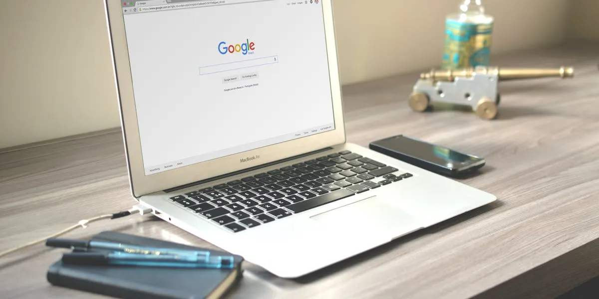 Google Ads Kampagnen-Management am Laptop